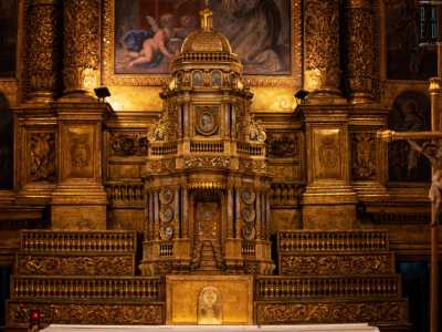 Notevole � poi il dossale dell�altare maggiore, opera dell�ebanista e frate francescano Giuseppe da Soleto, in bronzo dorato riccamente decorato con un tabernacolo a tempietto e otto tele settecentesche, di cui la centrale raffigura il Perdono d�Assisi